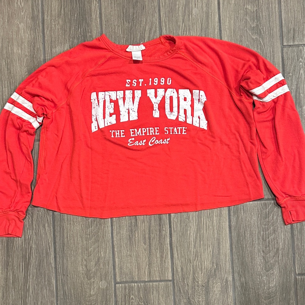 Social Culture New York Graphic Cropped Red Sweatshirt. Medium. Work out/lounge